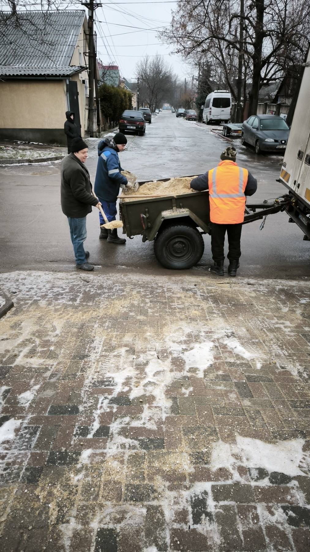 Angajații S.A. „Apă-Canal Chișinău”, mobilizați pentru siguranța cetățenilor în condiții de polei