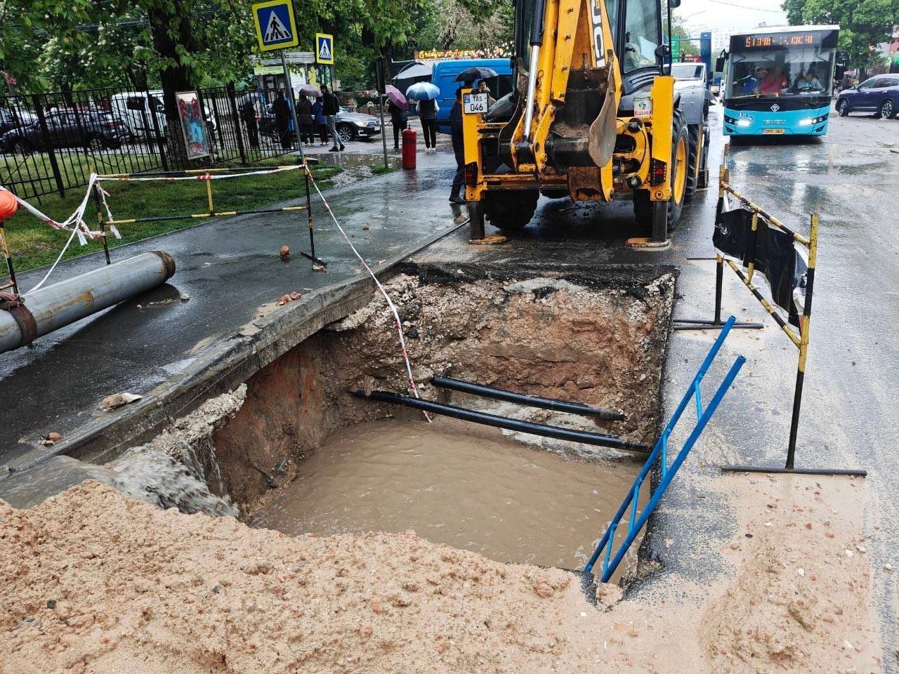 Avarie la rețeaua termică pe str. Testemițanu: „Apă-Canal Chișinău” precizează că nu execută lucrări în zonă